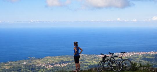 “Vistas panorámicas desde la Ruta de Los Resquilones en Llanes, Asturias, con mar y paisaje verde”