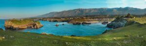 alt="El Islote de Borizu en Asturias, accesible a pie con la marea baja desde la Playa de Borizu.