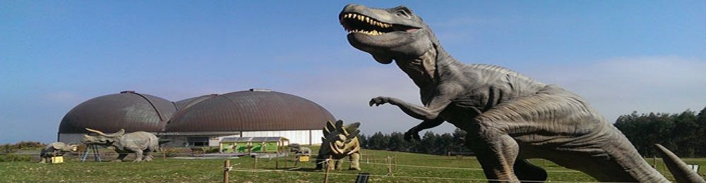 alt="Figura de Tyrannosaurus Rex en el Museo Jurásico de Asturias, Costa de los Dinosaurios"