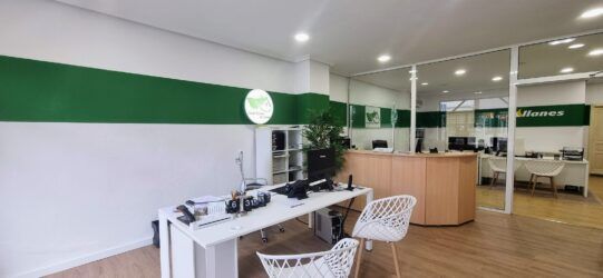 alt="Equipo de atención de Casas Rurales de Llanes, asesoramiento personalizado"