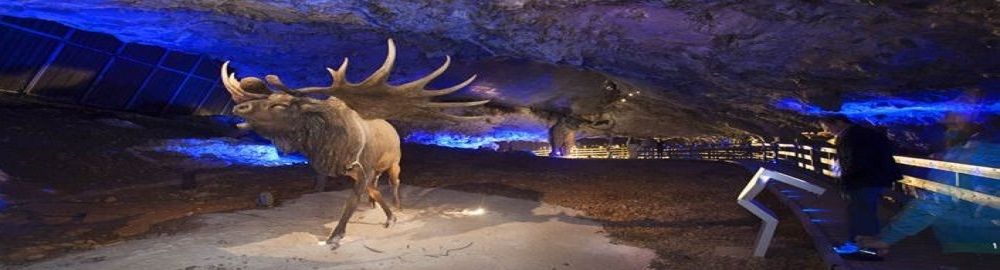alt="Réplicas de animales prehistóricos en el Centro de Interpretación de la Fauna Glacial y la cueva de avin"