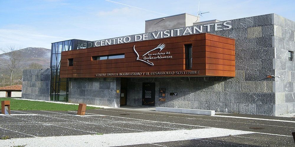 alt=Entrada al Centro de "Las Montañas del Quebrantahuesos"