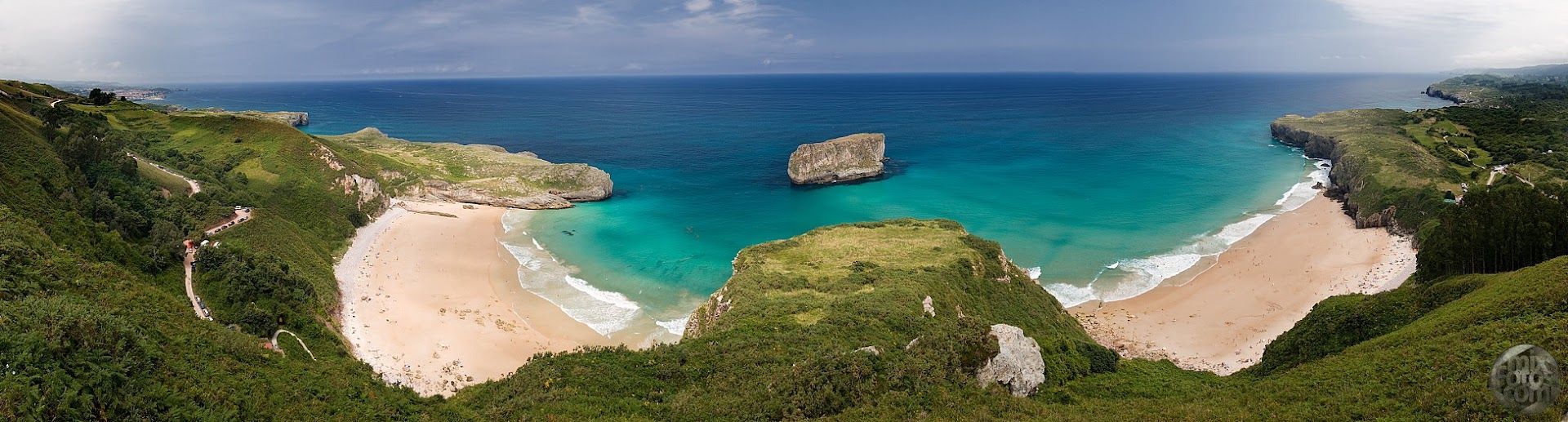 Alt: "Playa de Andrin en Llanes, Asturias, con arena dorada, aguas tranquilas y acantilados, cerca de las casas rurales en Llanes para disfrutar de la naturaleza."