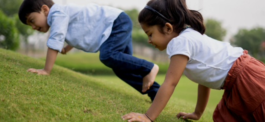 alt="Niños explorando la naturaleza de Llanes, Asturias"