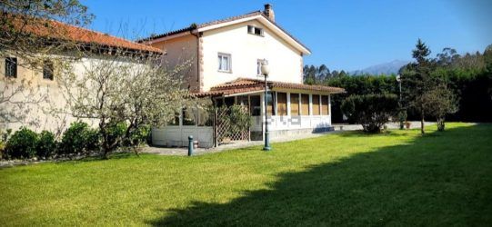 alt="Casa Balmori en Balmori, Llanes. Vivienda vacacional con jardín, terraza cubirta con fachada sur, en un entorno rural tranquilo cerca de las playas y la naturaleza de Asturias."