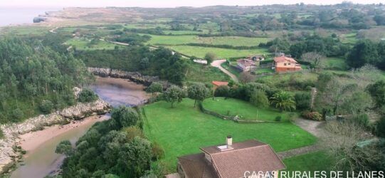 "Vista de Llames de Casas Rurales de Llanes en Llames de Pría, un pintoresco pueblo de Llanes, Asturias, rodeado de verdes paisajes y cercano a los espectaculares Bufones de Pría."