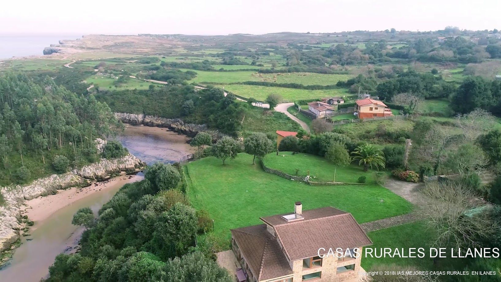 "Vista de Llames de Casas Rurales de Llanes en Llames de Pría, un pintoresco pueblo de Llanes, Asturias, rodeado de verdes paisajes y cercano a los espectaculares Bufones de Pría."