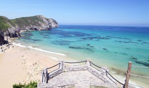 alt="Playa de Vidiago en Asturias, con aguas turquesas y arena blanca"