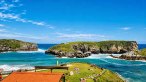 Playa de Antilles y Playa de Cué en Llanes, Asturias, vistas panorámicas de la costa cantábrica con aguas turquesas, acantilados y entorno natural junto al pueblo de Cué.