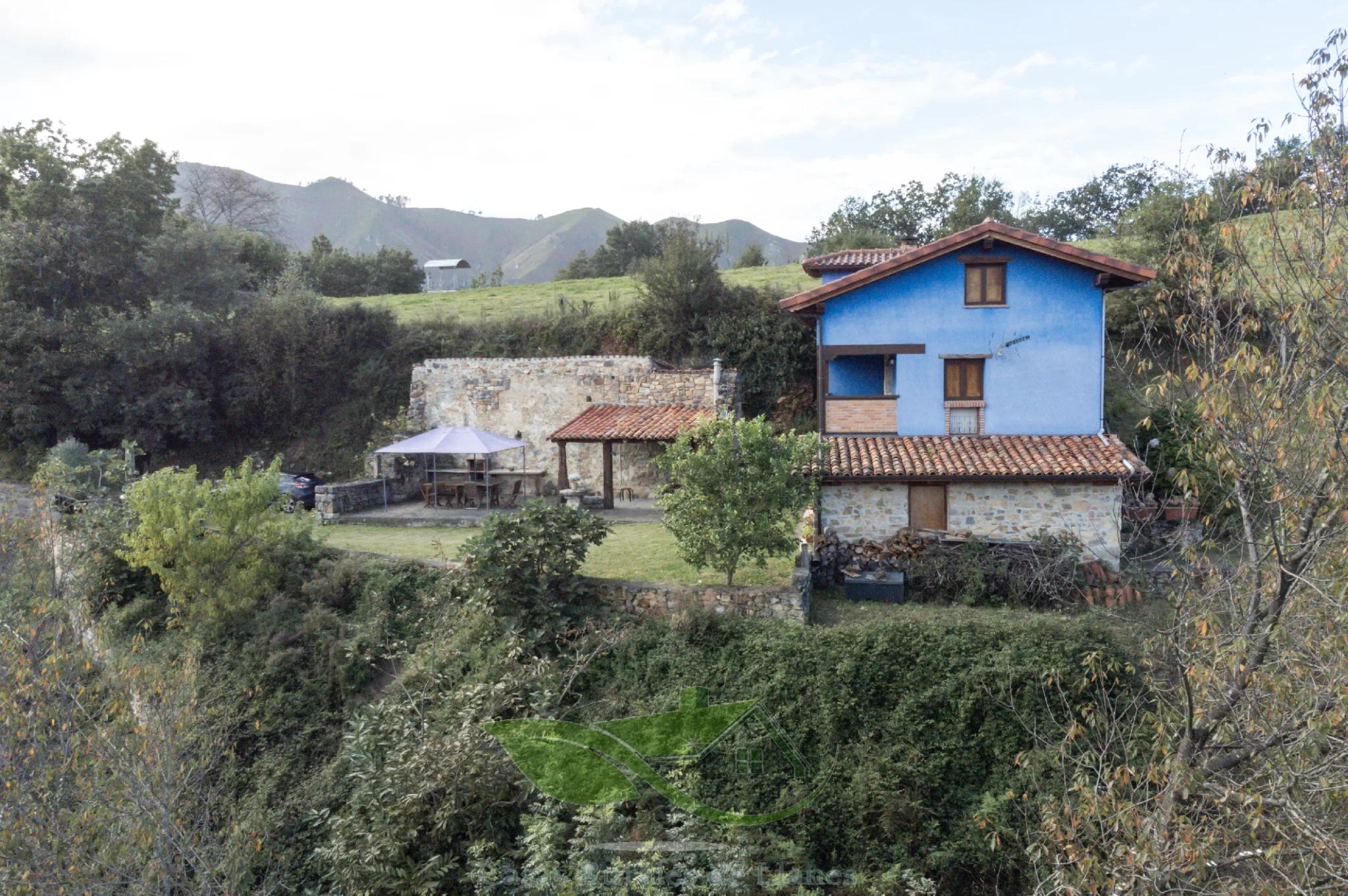 alt=Vista aérea de la Casona de Abajo con la terraza cubierta y el jardín"