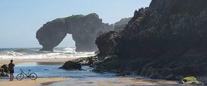 alt="Castro de las Gaviotas, una impresionante formación rocosa cerca de la Playa de La Huelga.