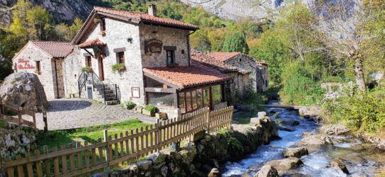 alt="Vista del pueblo Bulnes, una aldea mágica en los Picos de Europa, Asturias"