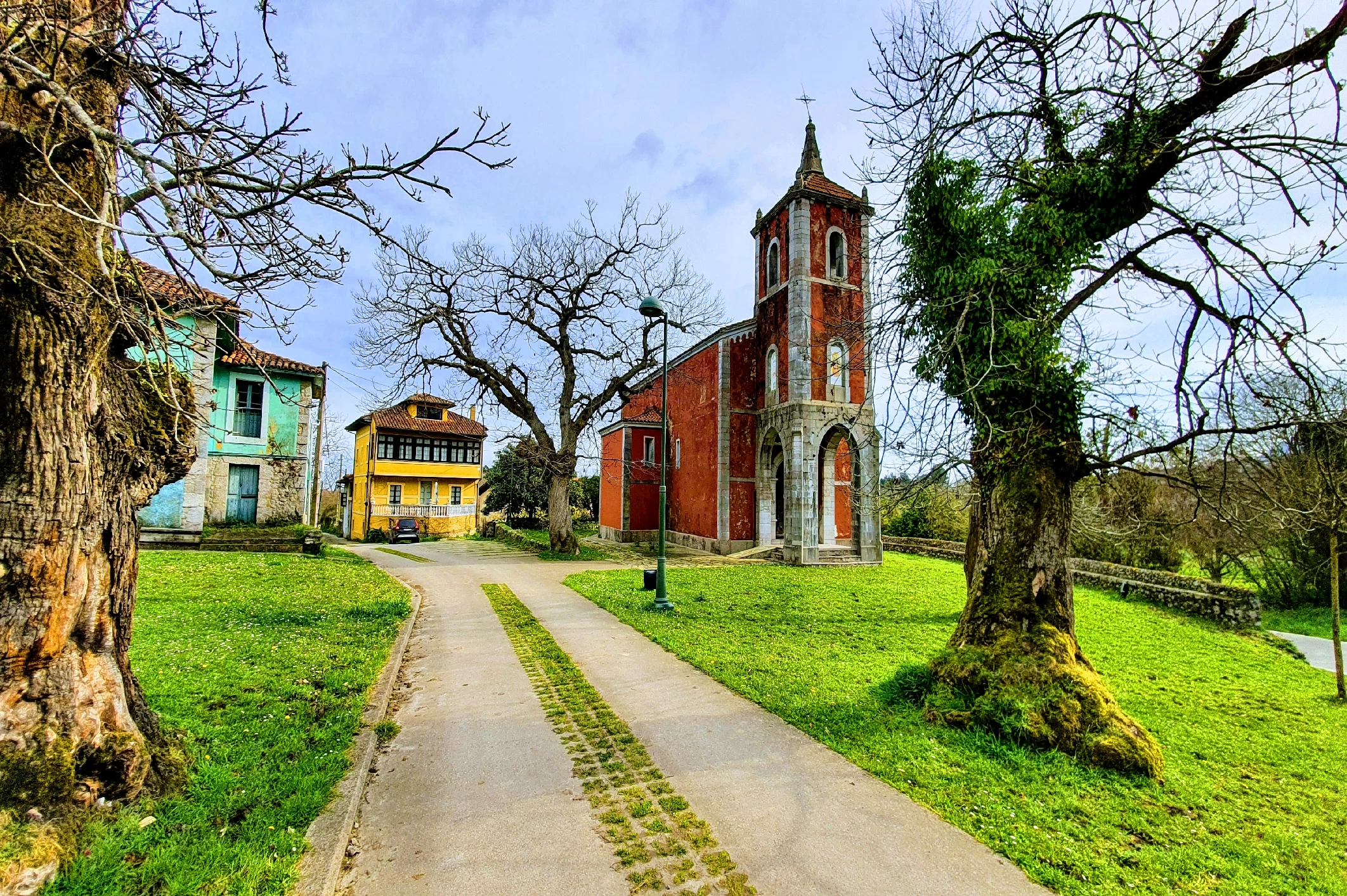 alt="Vista de la Iglesia de La Pereda, Llanes, Asturias en un entorno rural cerca de Casas Rurales de Llanes."