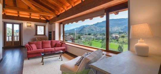 alt= Casa Maruja en Parres, Llanes, vivienda vacacional con vistas a la montaña