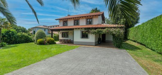 alt=Villa Costa Cue, Casa rural con jardín amplio rodeada de naturaleza, perfecta para desconectar y disfrutar al aire libre."