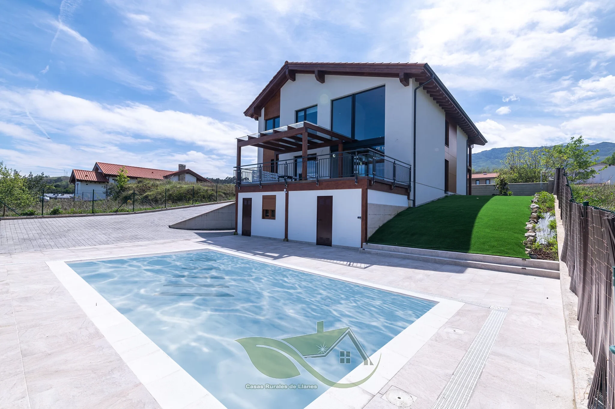 alt="Villa La Raizona, Casas rurales con piscina privada en Asturias"