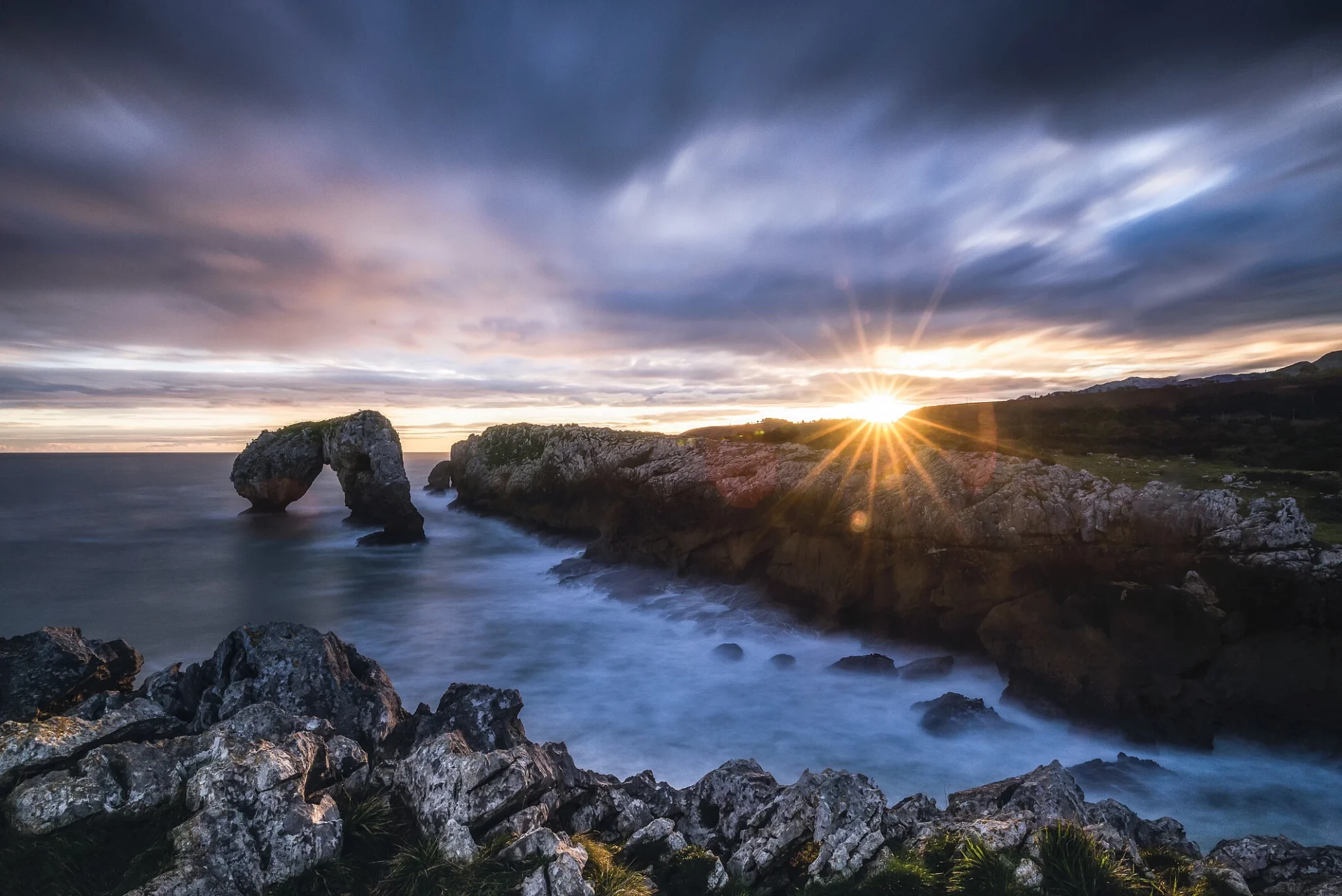 alt=Vista del amanecer en el castro de la gaviotas de la senda costera de llanes