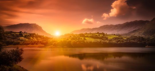 alt="Descubre Asturias rodeada de montañas verdes y paisajes naturales, ideal para disfrutar del paraíso natural