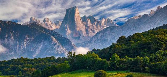 alt= Asturias Paraiso Natural, panorámica del Naranjo de Bulnes en los Picos de Europa. Asturias.