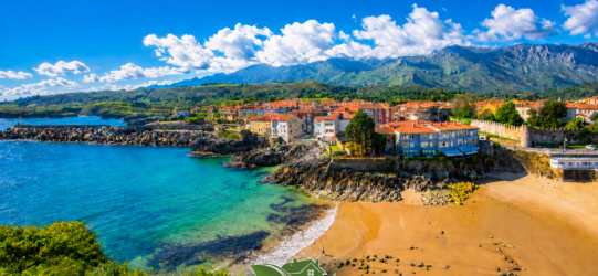 “Vista panorámica de la Playa del Sablón y el casco histórico de Llanes con el logotipo de Casas Rurales de Llanes sobre una imagen de la costa asturiana.”