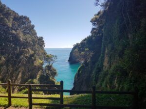 alt="Vista del Mar Cantábrico a la Entrada de la Cueva del Pindal, paisajes costeros de Llanes"