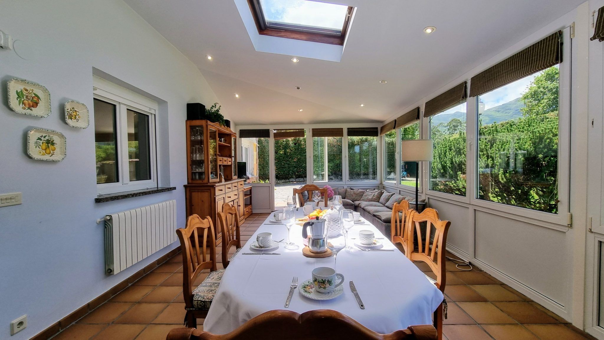 alt="Terraza cubierta de Casa Vacacional los Naranjos en Balmori, Llanes, Asturias"