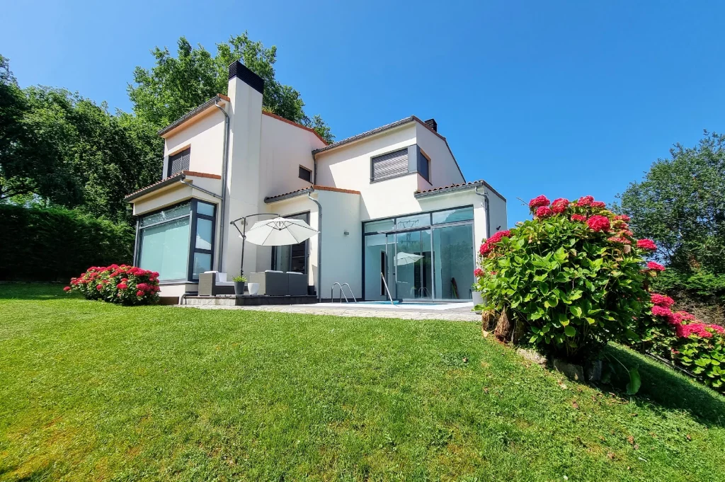 alt="Villa La Talima, Casa rural con piscina privada, ubicada en Llanes, ideal para relajarse y disfrutar al aire libre"