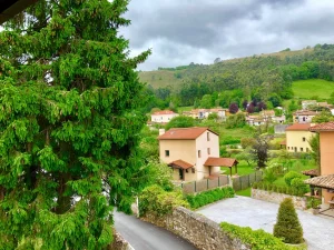 alt="Vista de Vidiago, pueblo de Llanes en Asturias, rodeado de naturaleza, ideal para alojarse en Casas Rurales de Llanes."