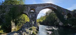alt="Puente romano de Cangas de Onís sobre el río Sella, símbolo histórico de Asturias"