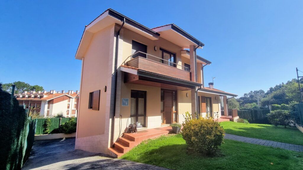 alt=La Marina, Casa rural con jardín amplio rodeada de naturaleza, perfecta para desconectar y disfrutar al aire libre.
