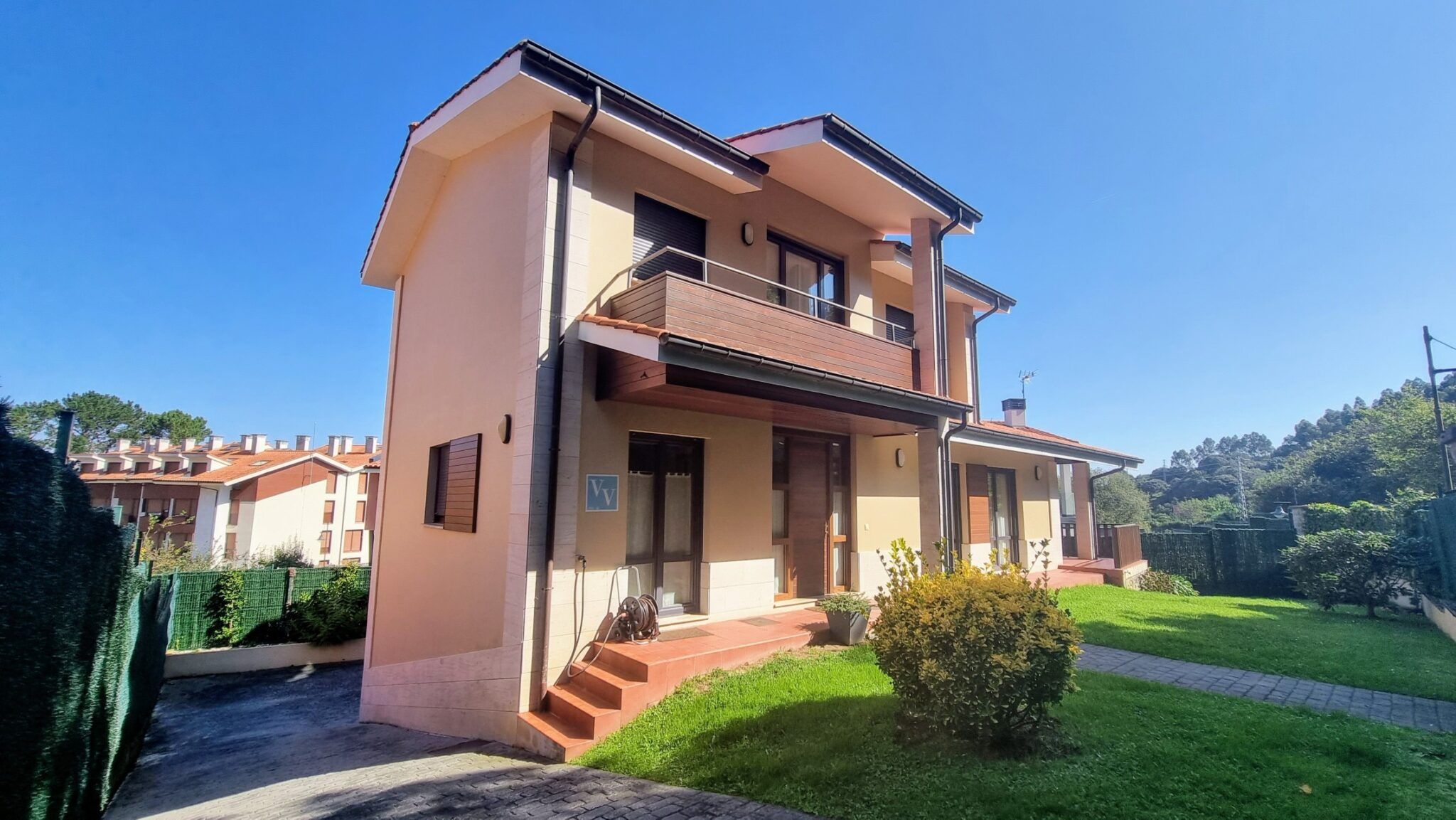 alt=La Marina, Casa rural con jardín amplio rodeada de naturaleza, perfecta para desconectar y disfrutar al aire libre.