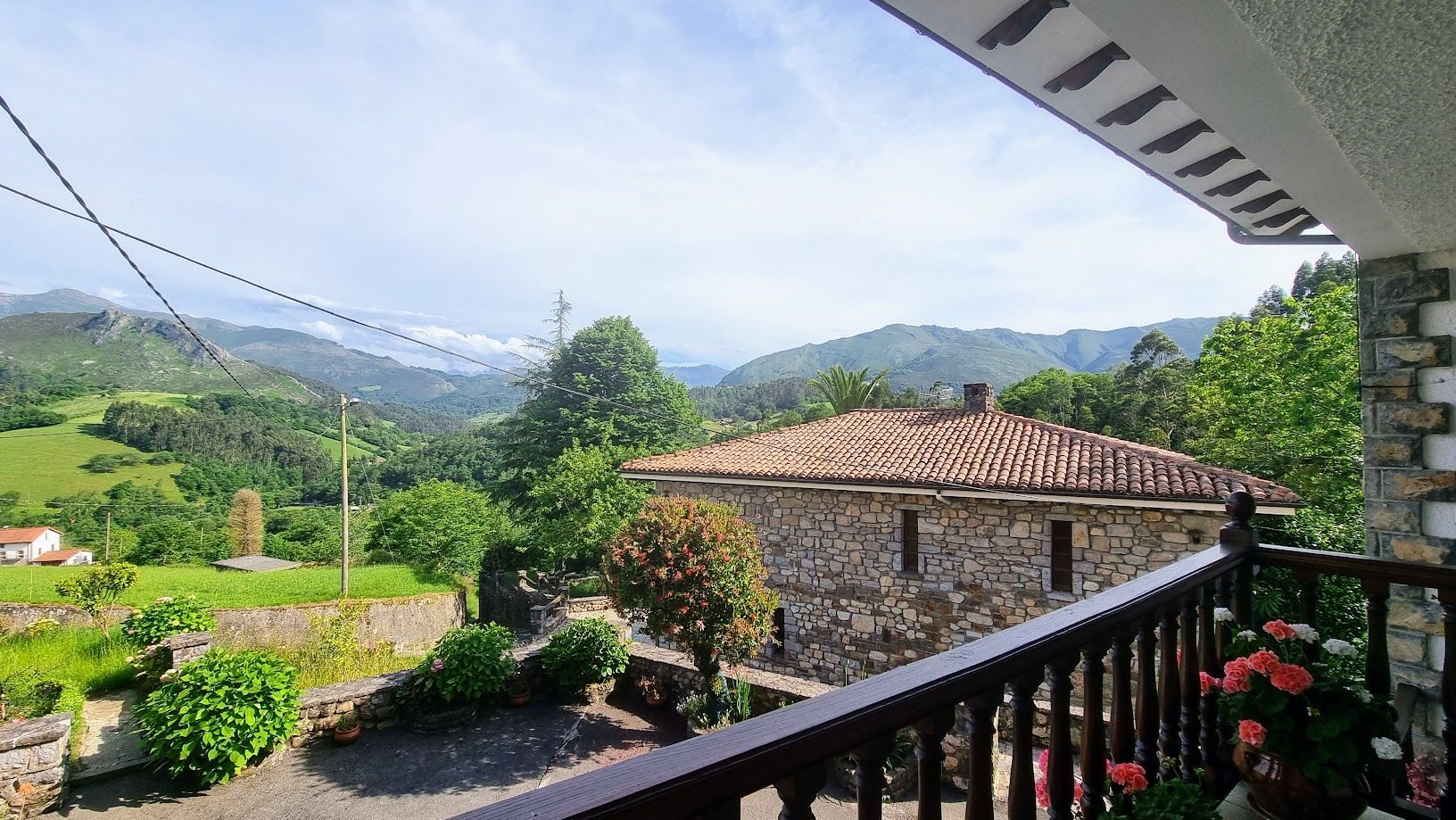 alt="Vista de Los Callejos, un tranquilo pueblo en Llanes, Asturias, rodeado de verdes paisajes y montañas que invitan al descanso y la naturaleza."