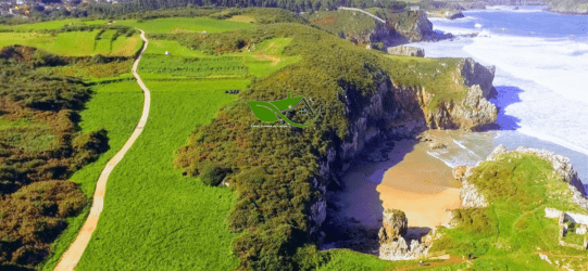 alt=Vista aérea de la senda costera llanes a su paso por Celorio