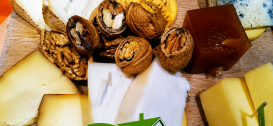 Gastronomía asturiana en Llanes con quesos y comida tradicional del norte de Asturias