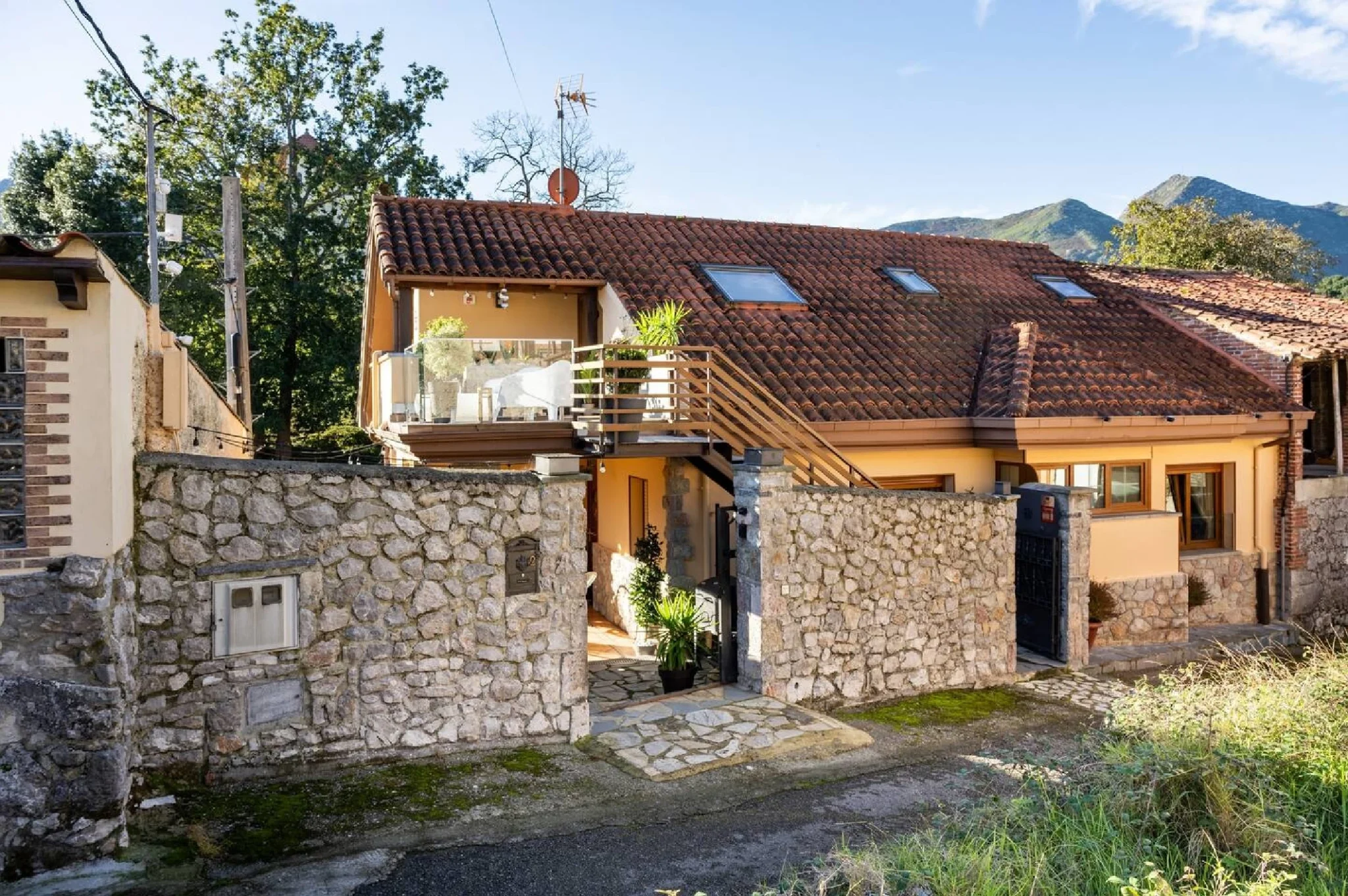 alt= Entrada a la Vivienda Vacacional Valparón en Porrúa, Llanes, Asturias.