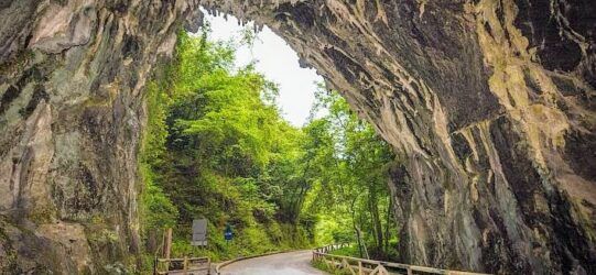 alt="Camino dentro de La Cuevona, el acceso a la Ruta de los Molinos en Cuevas, Ribadesella.