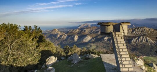 Vista desde el Mirador del Fitu con el mar Cantábrico y los Picos de Europa al fondo