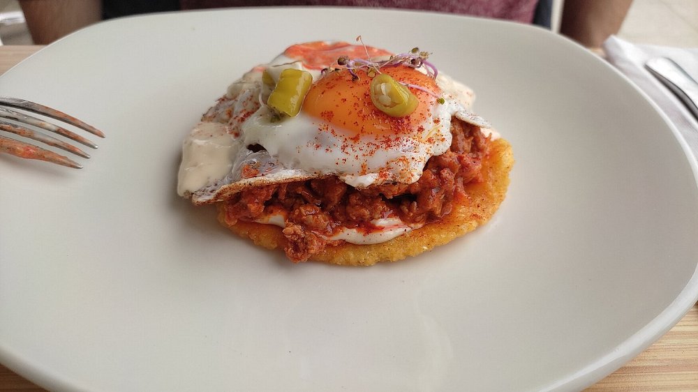 alt="Plato de comida en Restaurante La Tertulia en Celorio, con ingredientes frescos y presentación gourmet en Llanes.