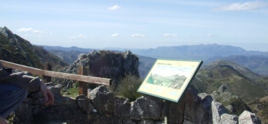 alt="Mirador de la Reina en Asturias con vistas a Cangas de Onís y los Picos de Europa"