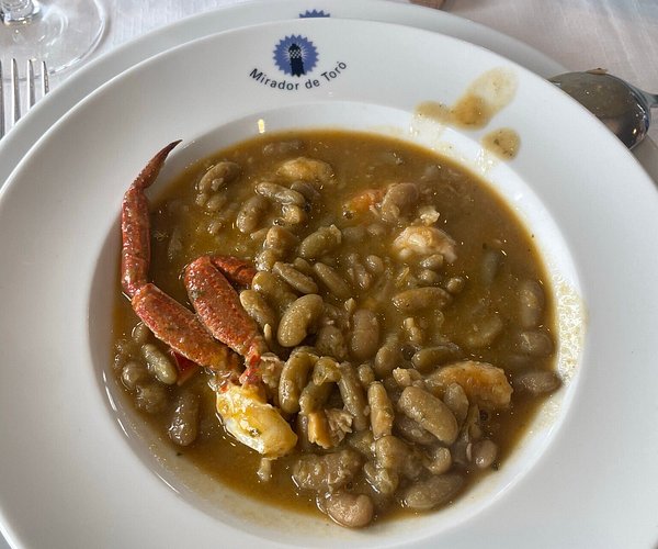 alt=Verdinas con marisco servidos en el Restaurante Mirador de Toró, Llanes, Asturias