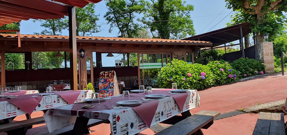 alt="Terraza y mesas al aire libre del restaurante La Chopera en Cardoso, LLanes, Asturias"
