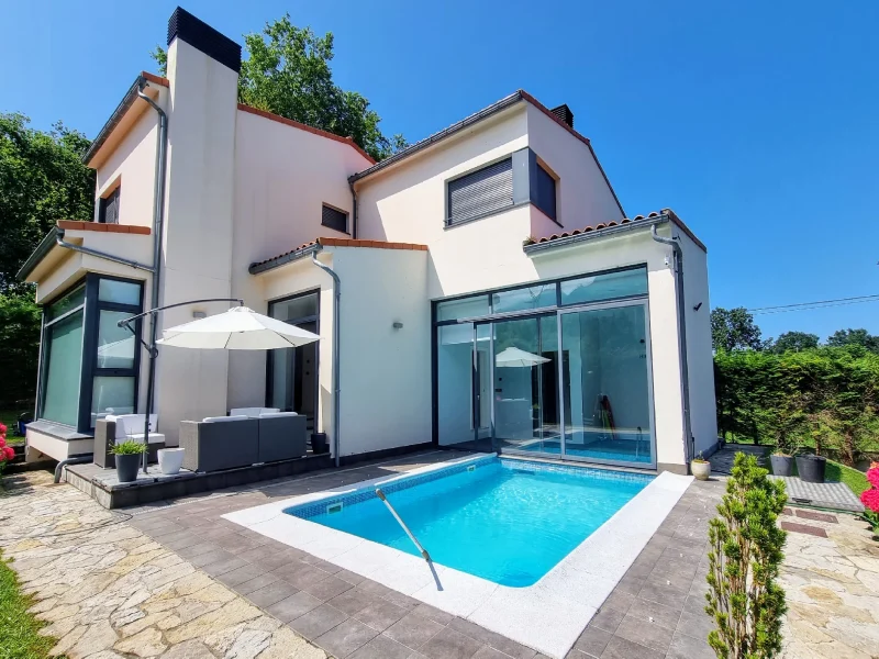alt="Villa La Talima, Casa rural con piscina privada, ubicada en Llanes, ideal para relajarse y disfrutar al aire libre"
