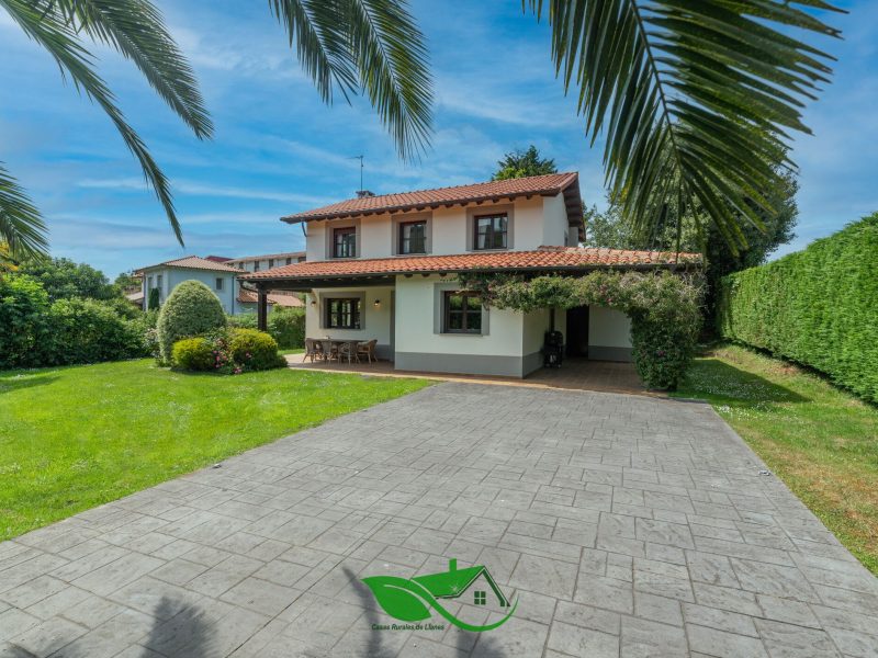 alt=Villa Costa Cue, Casa rural con jardín amplio rodeada de naturaleza, perfecta para desconectar y disfrutar al aire libre."